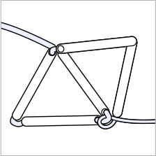 長く残った方の糸でさらに2本の紙ストローに通して、最初に作った三角形に結びます